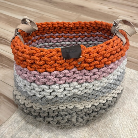Ugg Basket ⭐️ - Picture 2 of 3